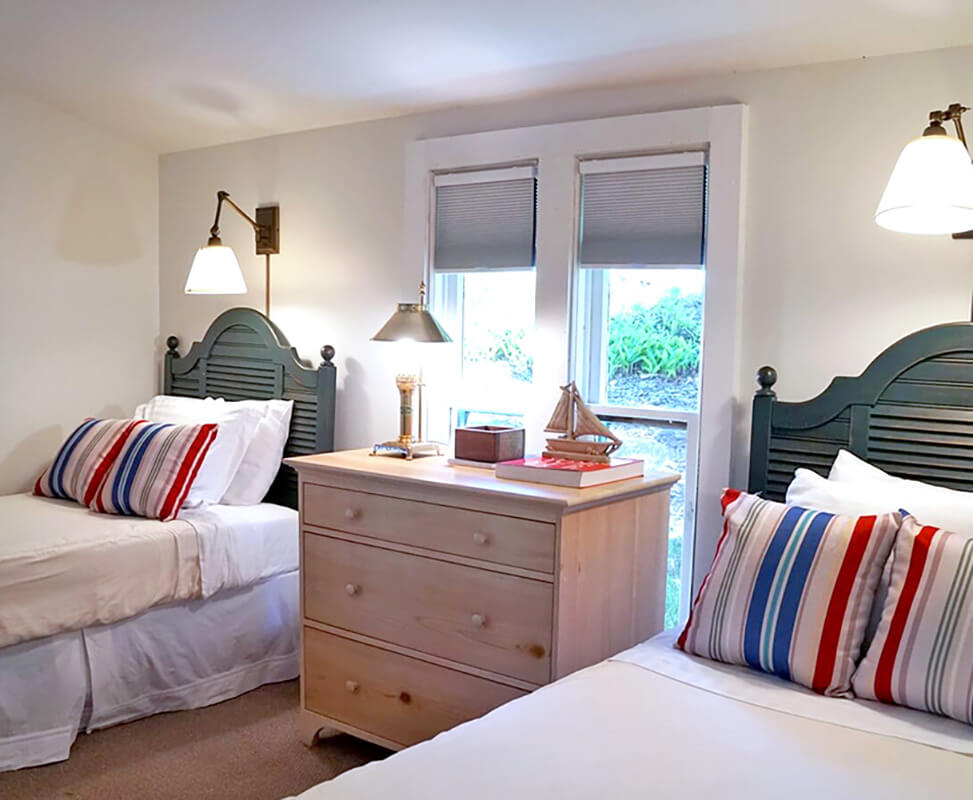 Hillside-Waterfront-Hotel-Door-County-North-Cottage-Bedroom-3