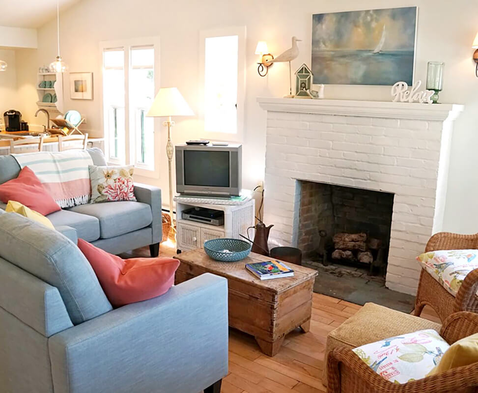 Hillside-Waterfront-Hotel-Door-County-North-Cottage-Living-Area