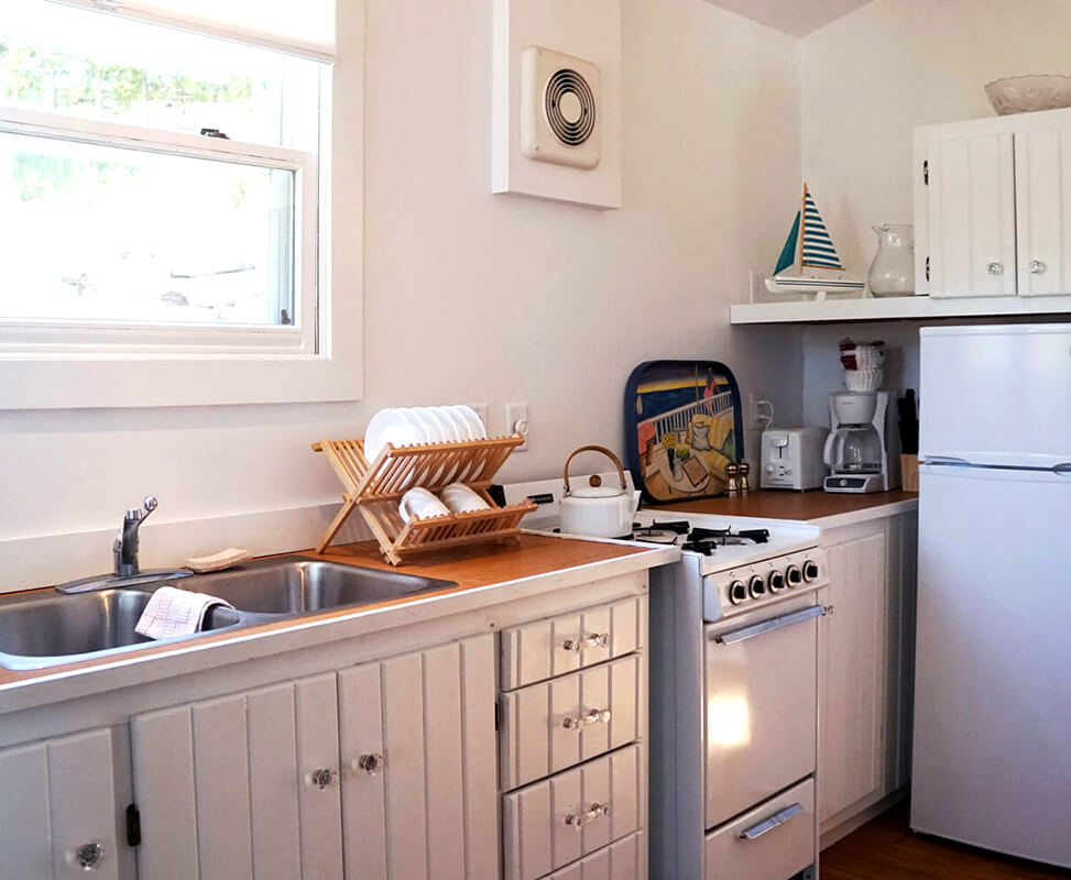 Hillside-Waterfront-Hotel-Door-County-South-Cottage-Kitchen
