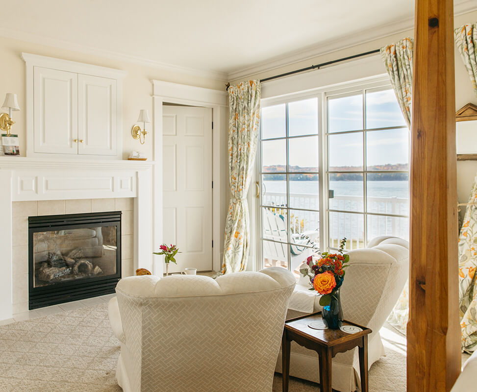 Hillside-Waterfront-Hotel-Door-County-Day-Lily-Balcony